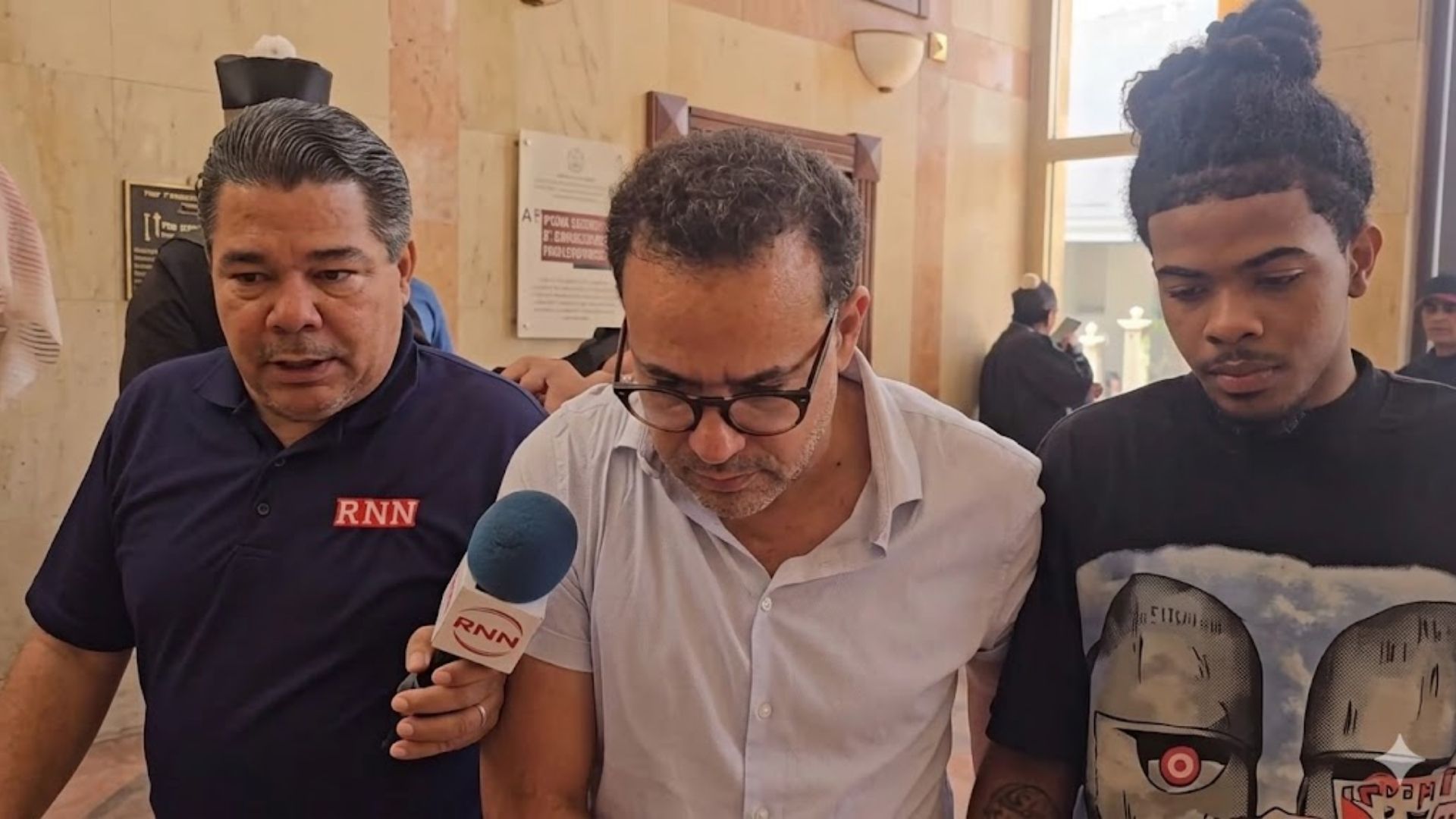Altercado entre periodista y agente policial en Palacio de Justicia durante traslado de detenido