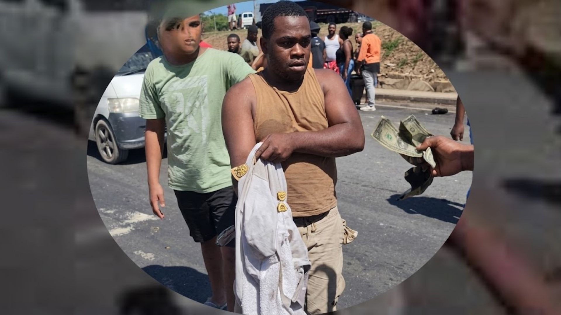 Ciudadanos detienen a dos hombres vestidos con uniformes de la Armada en la ruta 66 de Santo Domingo