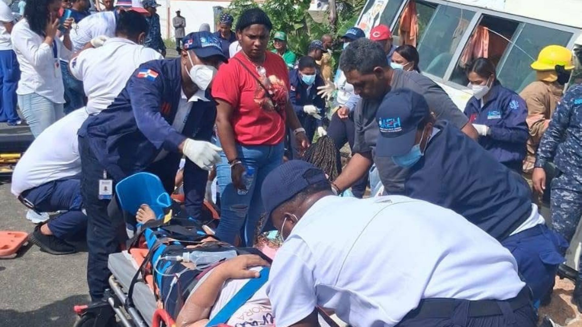 Accidente en carretera Hato Mayor - San Pedro de Macorís: autobús municipal choca contra banca de lotería y deja al menos 16 heridos