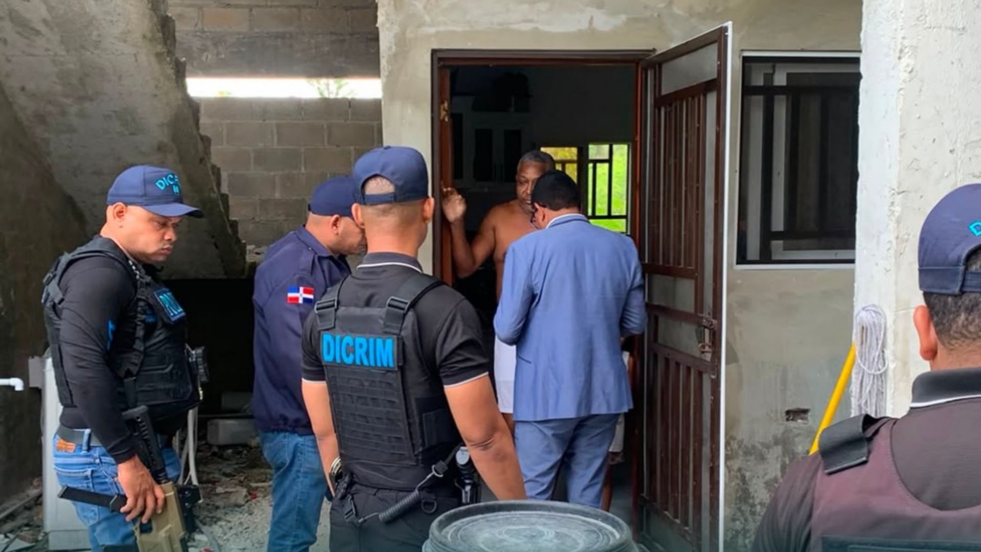 DICRIM y Ministerio Público arrestan a Guillermo Montero Figueroa en allanamiento en Bávaro Sur; ocupan drogas, arma de fuego y celulares