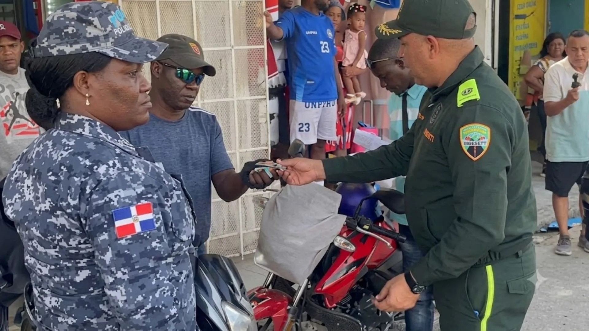 DIGESETT mantiene controles viales en Bávaro-Friusa para fortalecer la seguridad de motoristas y peatones