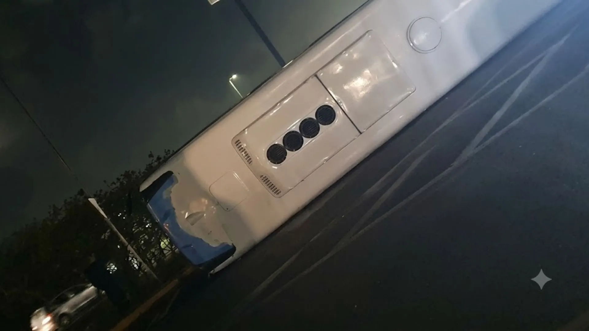 Autobús volcado en la madrugada del domingo cerca de la bomba PropaGas, próximo a Iberostar