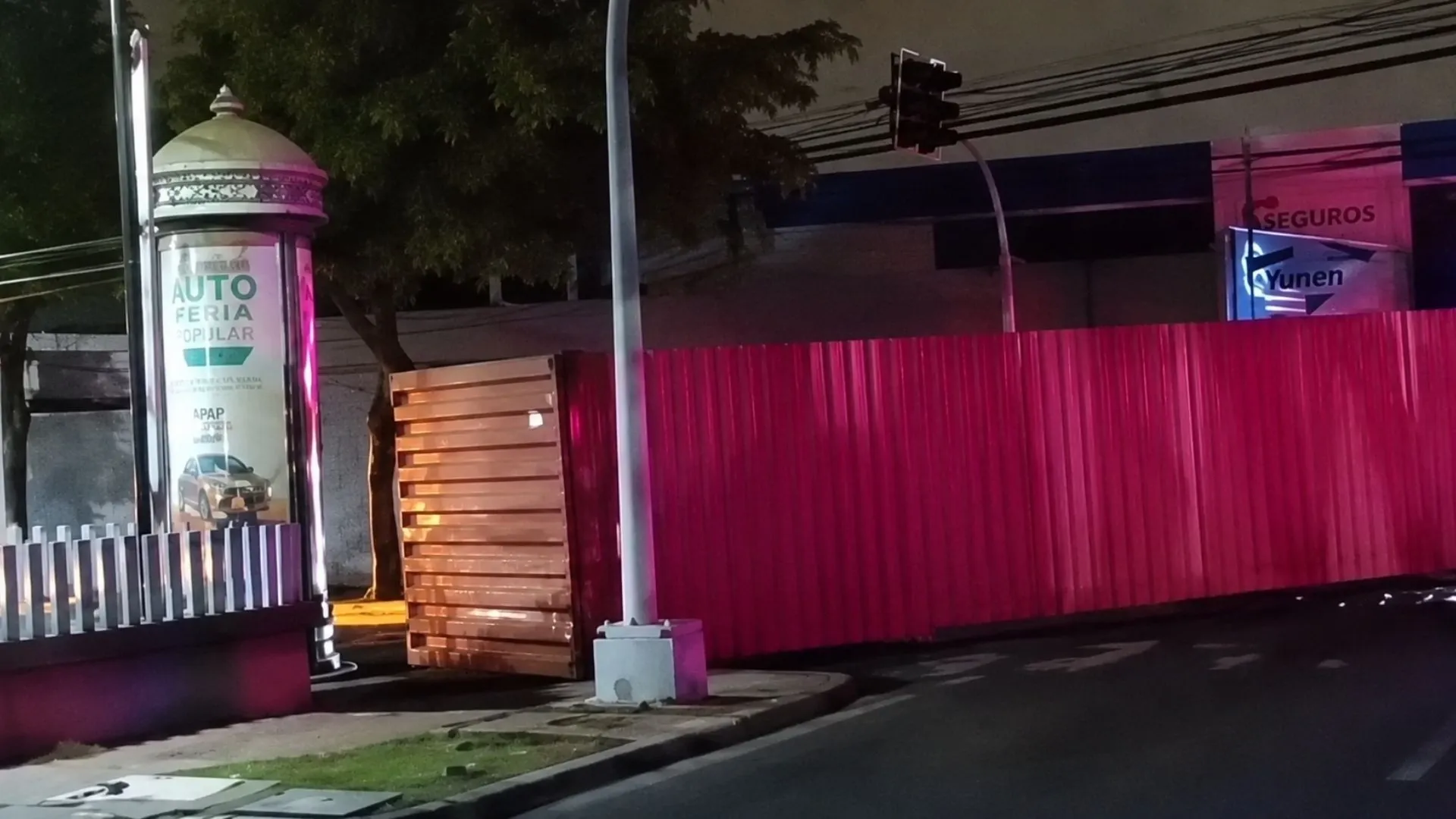 Contenedor cae de camión en intersección de alto tráfico; auto choca contra el objeto y genera caos vial